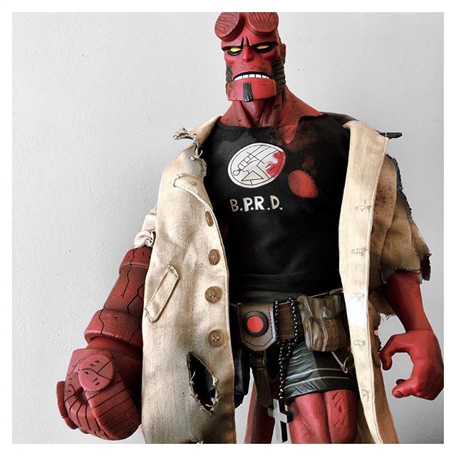 TheOnlyNeoni's tweet photo. Been after this @mikemignola #Hellboy 18” figure from 2003 for a long time and I found one in mint condition with all his accessories and a box too - Happy Geeky Me! 🤓 https://t.co/mrQTrcQOHW https://t.co/1dKZlPYsYX