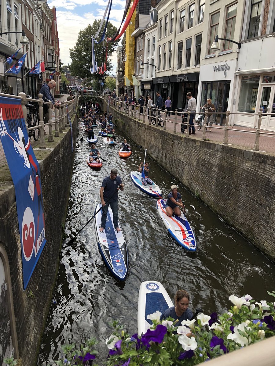 De suppers van de #elfstedentocht kwamen vandaag de finish over in de prinsentuin. Aantal van onze gasten namen hier ook deel aan. Top prestatie! Mooi gezicht in onze stadsgracht #leeuwarden