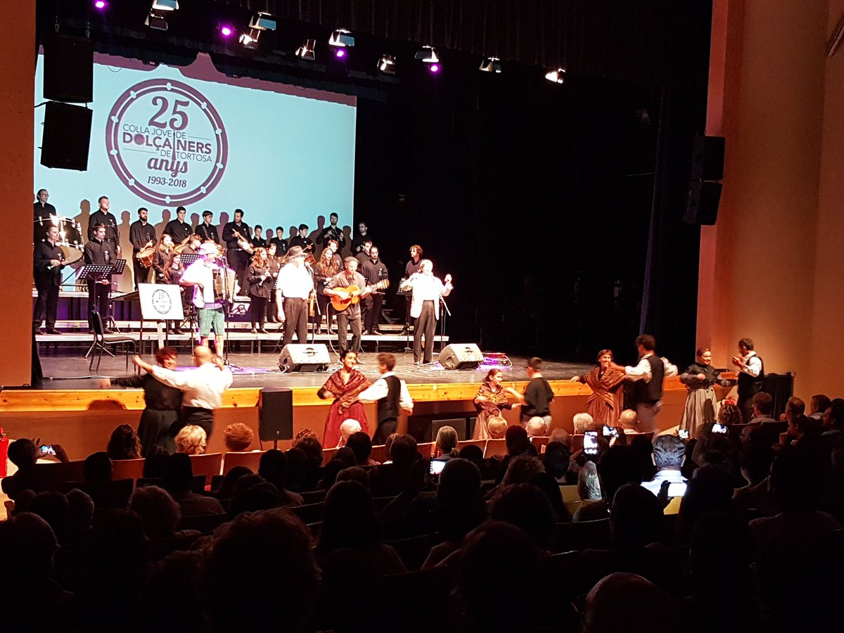 Tortosa's tweet photo. L'@Tortosa felicita la Colla Jove de Dolçainers de #Tortosa pels seus 25 anys i agraeix la tasca feta per la #CulturaPopular i #folklore a la ciutat. https://t.co/DAivC54HIx
