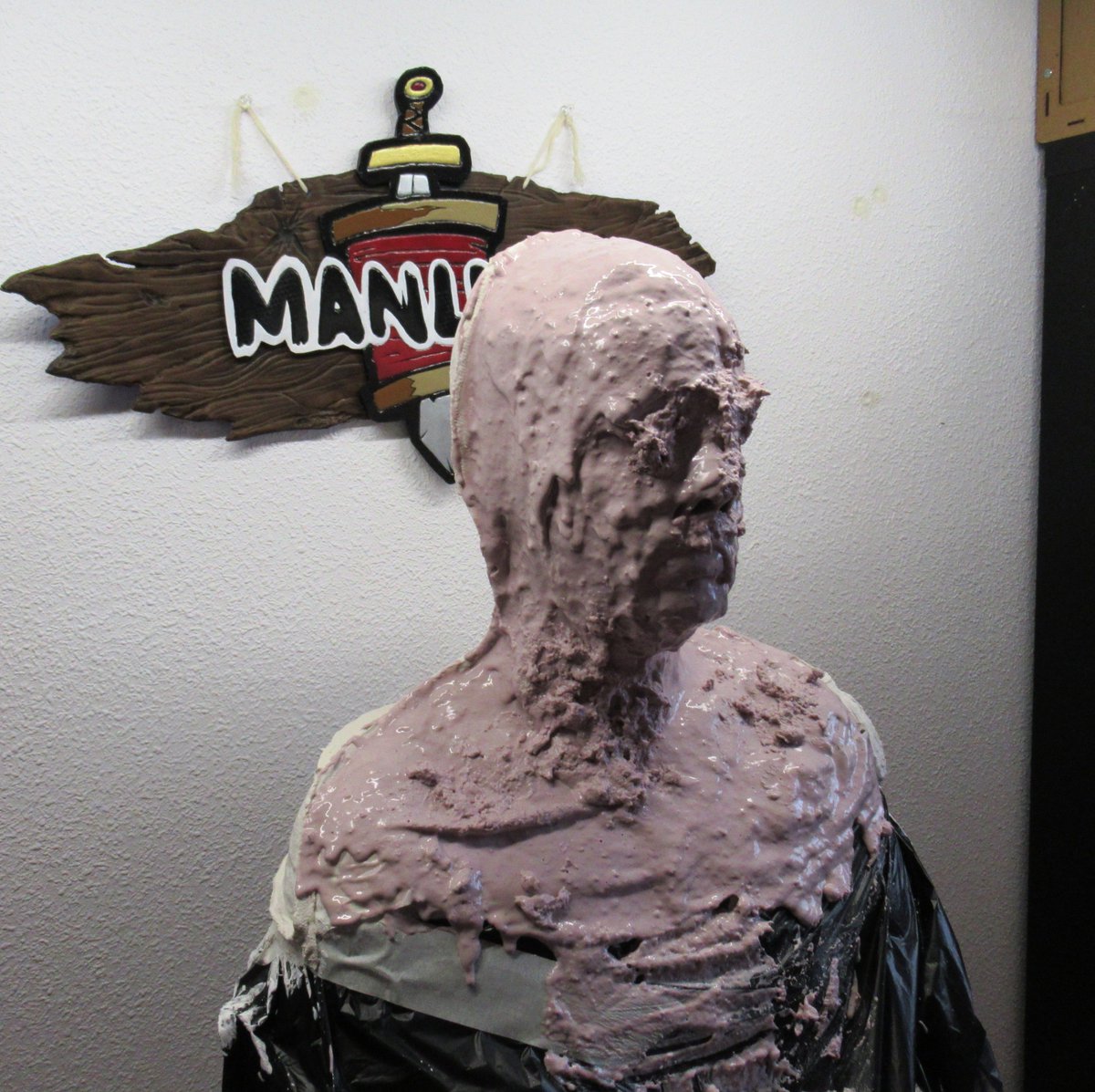 ManlimaCosplay's tweet image. Yo sacando fotos a Arshan durante el directo que hicimos ayer del #lifecast en el patreon.
No las pude subir ayer así que hoy!
Qué pobre él con todo el potingue encima 😁😄