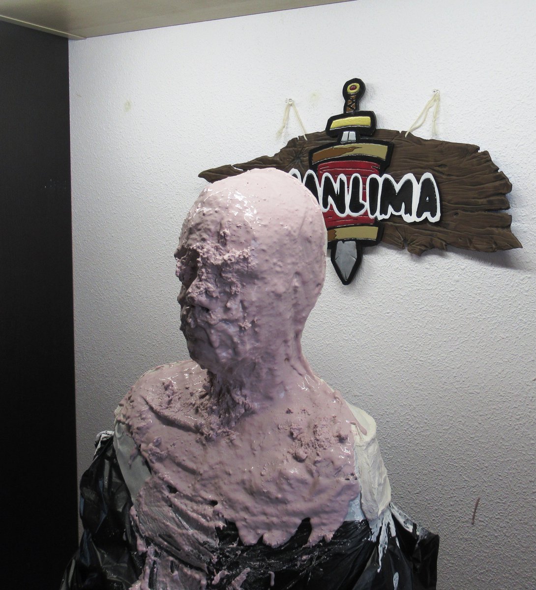 ManlimaCosplay's tweet image. Yo sacando fotos a Arshan durante el directo que hicimos ayer del #lifecast en el patreon.
No las pude subir ayer así que hoy!
Qué pobre él con todo el potingue encima 😁😄