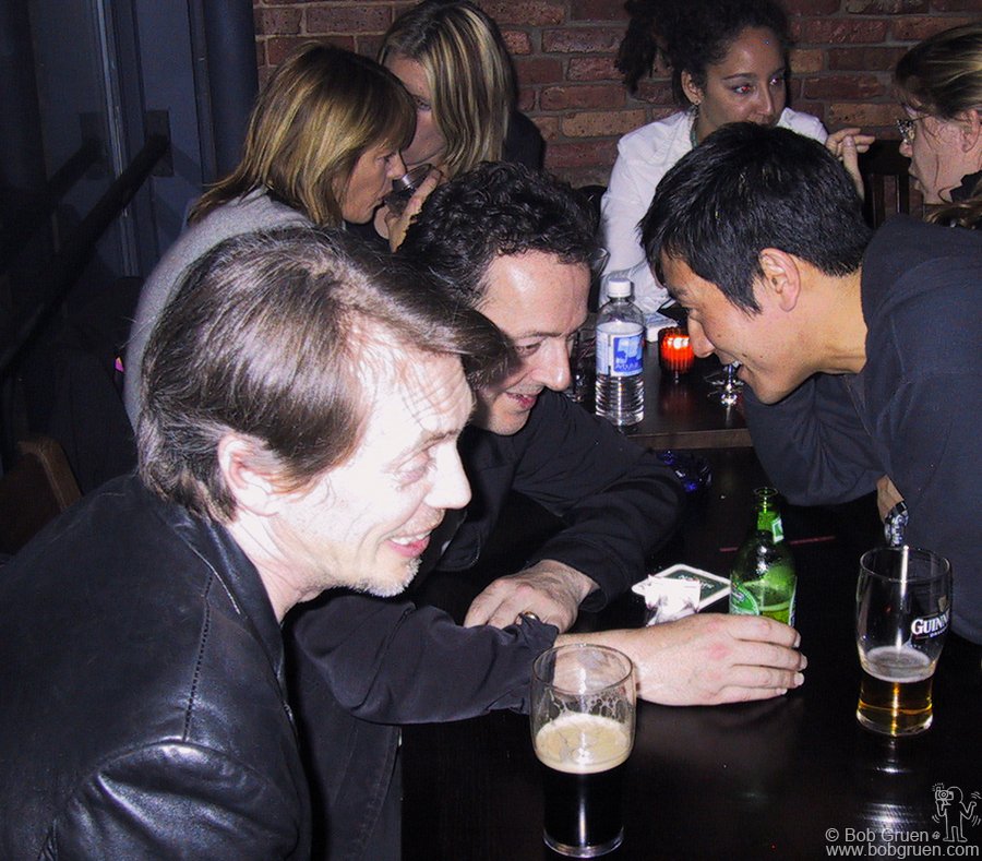 PunKandStuff's tweet photo. Steve Buscemi, Joe Strummer, &amp; Micheal Joo, NYC, - 2002
Photo by Bob Gruen https://t.co/FyTMMtqbye