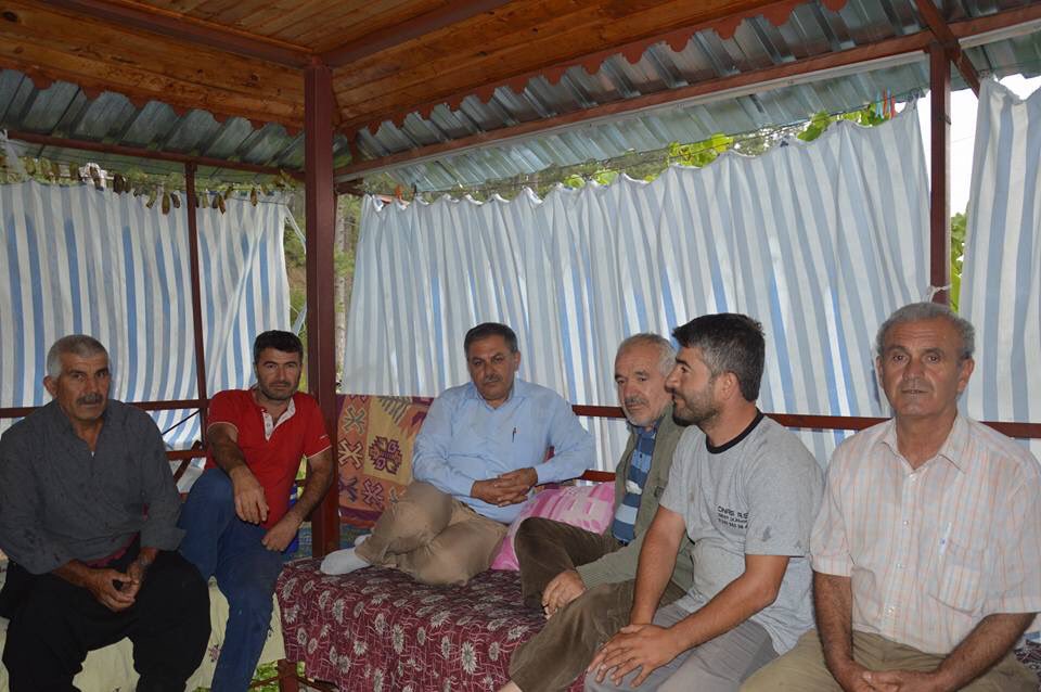 KÖPRÜLÜ'DE MEVLİD
O yola bak, bu dereyi ölç, asker uğurla derken mevlide geç kaldık.
Biz "ER" ailesine bir selam verelim, "Allah kabul etsin" diyelim derken, muhabbetin canına okuduk.
Allah'ım bunlar ne güzel insanlar.
Beni bu insanlara hizmet etmekten mahrum bırakma Allah'ım.