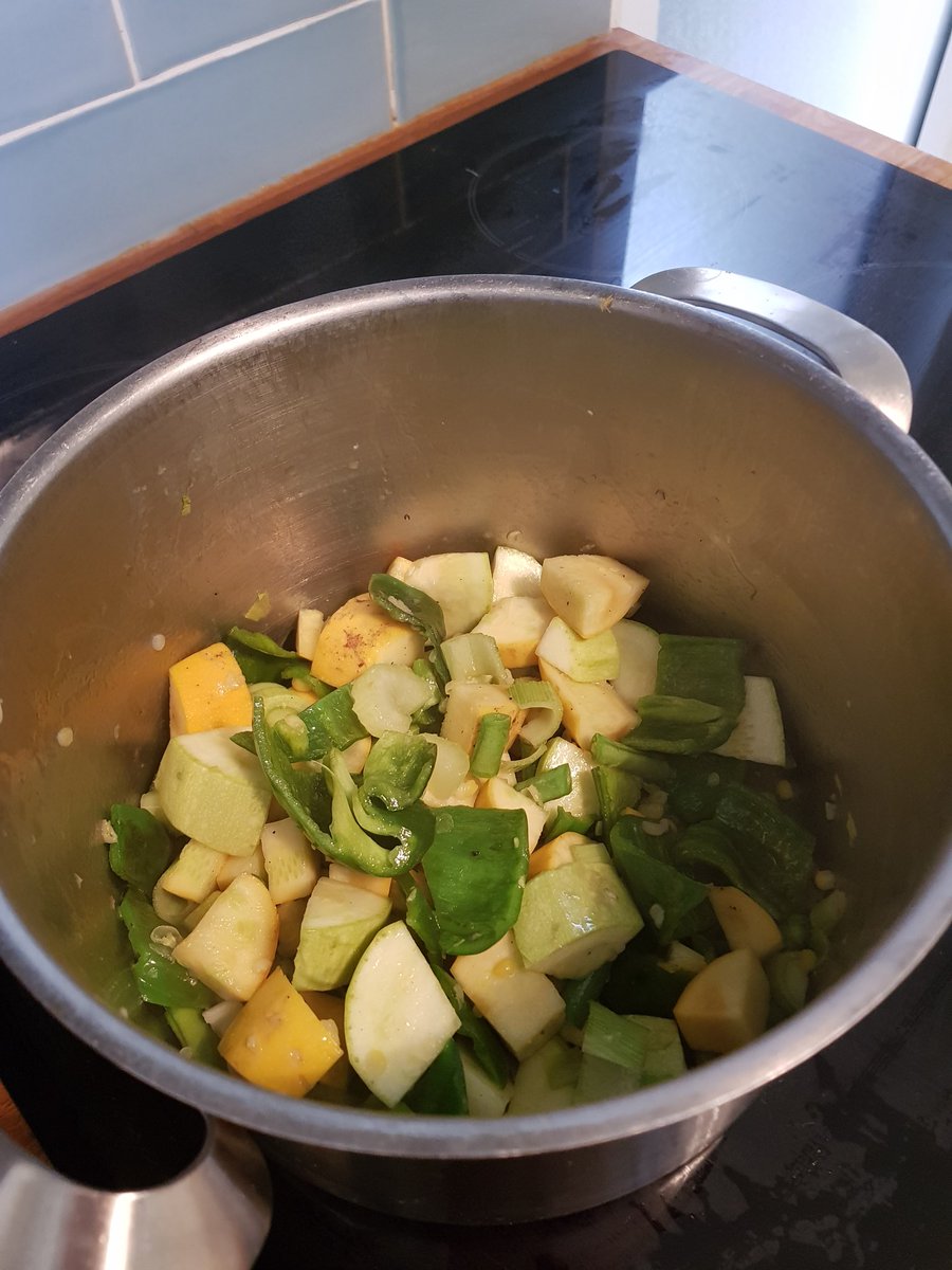 allotmentalice's tweet photo. Plenty of #firstsignsofautumn today and #homegrownveg to make tangy sauces for fajita, pasta, pizza....etc! Garlic drying for the year ahead. Love this time of year. ππππ#calendula #conker #fennel #greenbeans #courgette #sweetcorn #garlic https://t.co/fInaDZpvdb