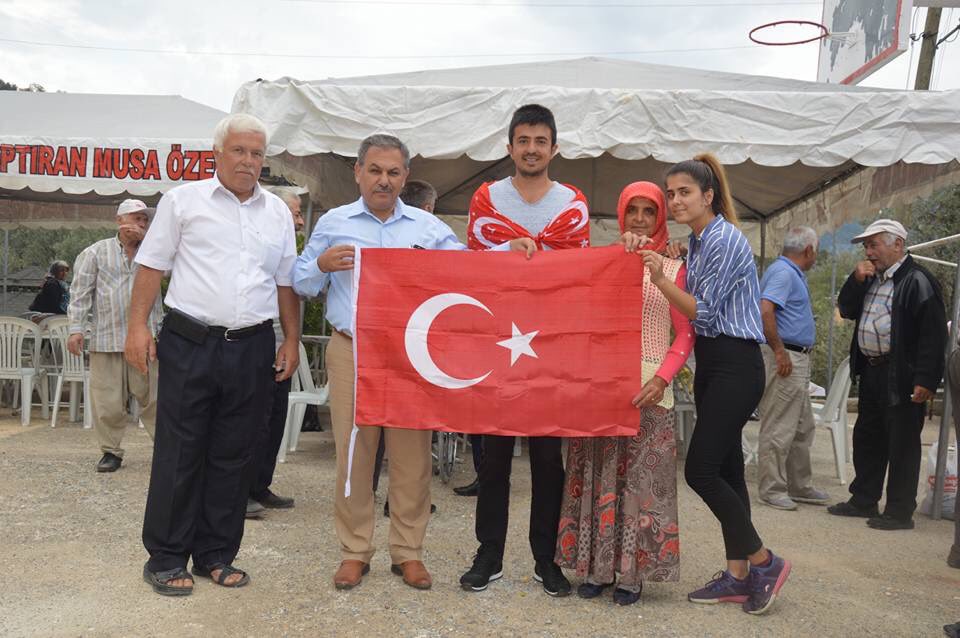 ÜMÜTLÜ'DE MEVLİD
Mehmet ÜNAL Kardeşimizin Asker Mevlidine Katıldık.
Rabbim Vatani Görevinden Sağ Salim Dönmeyi Nasip Etsin
