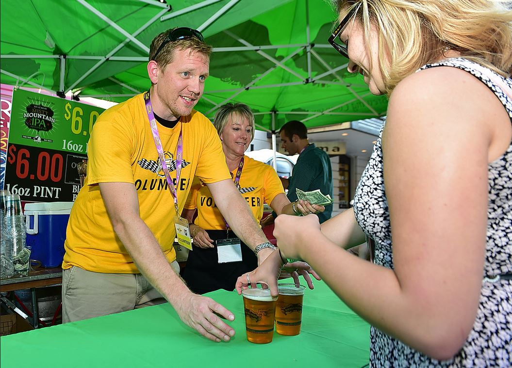 GrandPrixNHV's tweet photo. Watch professional bike racing with a glass of Sierra Nevada beer this coming Friday! Races start at 4pm in downtown New Haven. Trust us, it doesn't get much better than this.
#nhgp #cycling #Connecticut #CT #NewHaven @INFONewHaven @SierraNevada https://t.co/8BqX9ecH4O