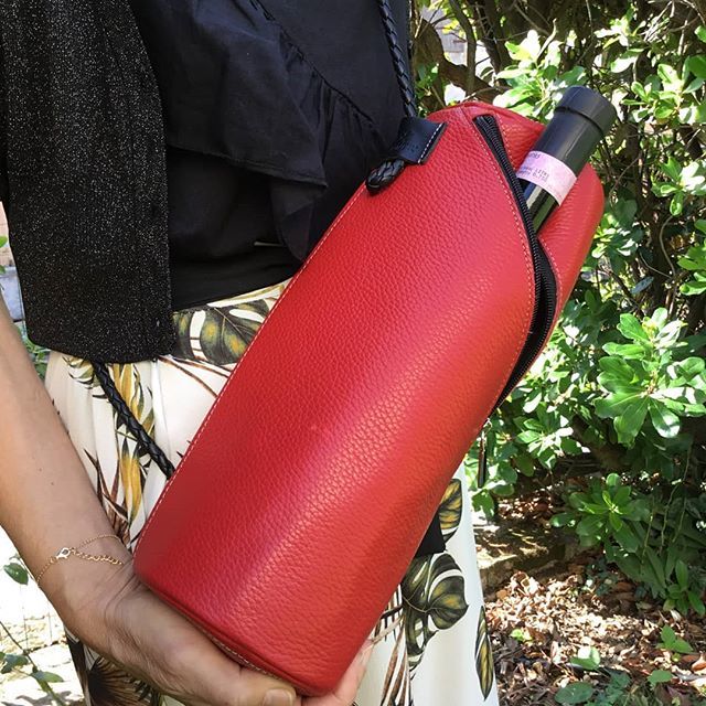 WineloverInfo's tweet photo. Are you invited for a dinner? Are you meeting friends? Offer your wine in a Winelover bag. With its internal removable glacette you can keep your wine fresh ❤🍷🍷❤
.
.
.
.
#winecoolerlover #winelover #winegirl #winetote #winebags #bagofwine #winetoteba… https://t.co/U2oTf97LCL https://t.co/WDTFyYBeQz