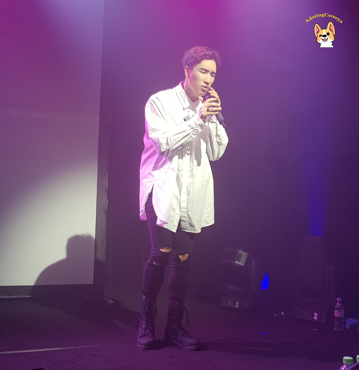 adoring_corbyn's tweet photo. [August 7th 2018, Paris]

Cory Hong in Paris during the song Jealousy
@24K_coreeya

Please don't repost without credit or  crop logo 😊

#투포케이 #코리 #Cory #24KCory #24KinEurope #AdoringCoreeya https://t.co/JOJv7GKzEZ