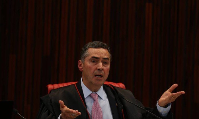 JornalOGlobo's tweet photo. Barroso ameaça tirar campanha do ar se PT insistir de tratar Lula como candidato: https://t.co/NBUJ5jeFO6 https://t.co/sR0exz73Gd