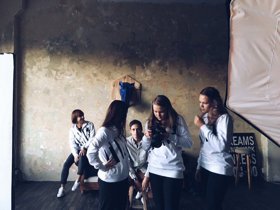 elenatchi's tweet photo. Тут @katyshasave половила backstage #TIMEZTEAM https://t.co/NnbBexsoCP
