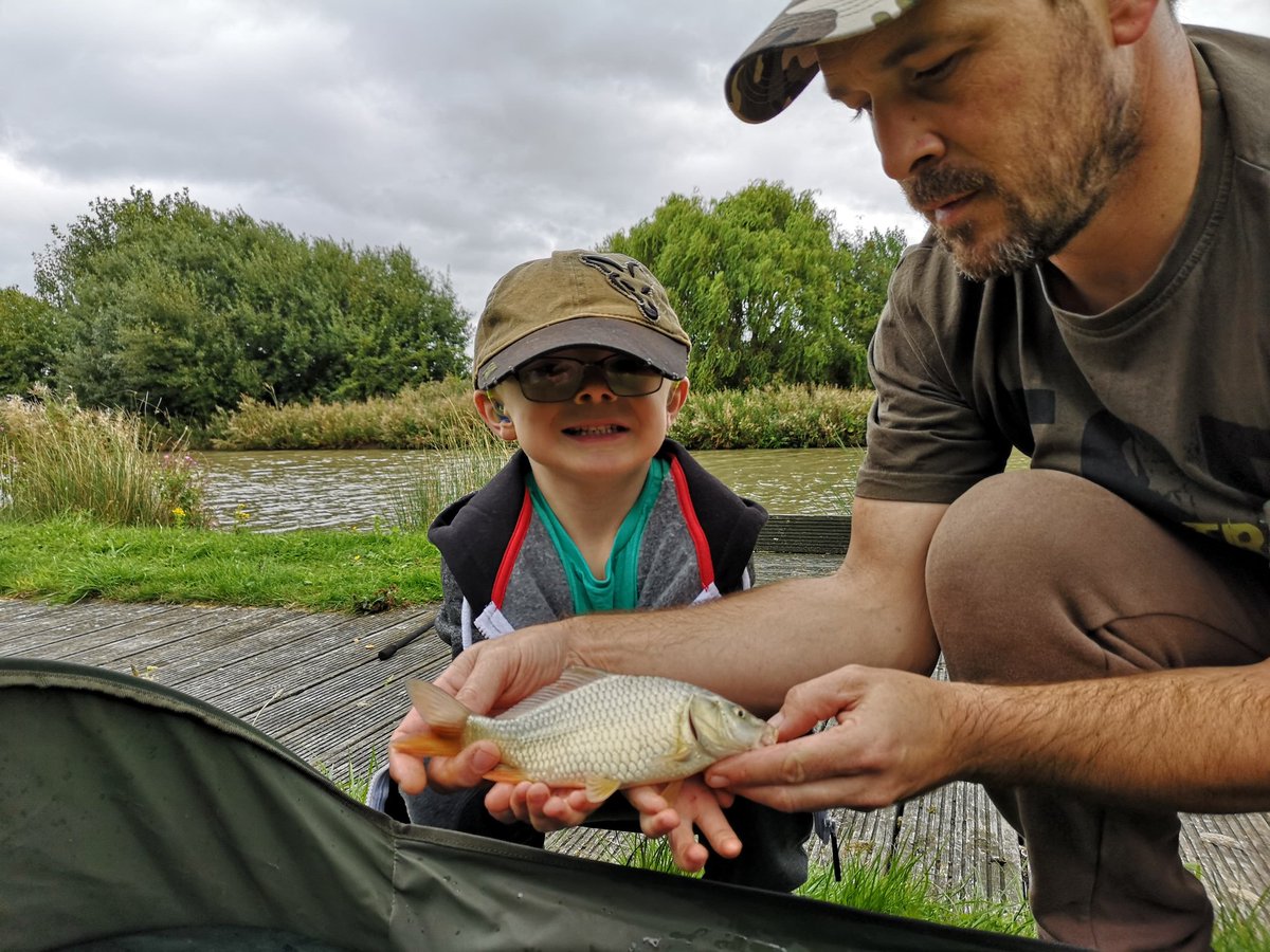 CarpinSocialist's tweet image. Great days fishing with my favourite boys. @JordanClow #foxInternational #activebaitsolutions #atomictackle #avidcarp