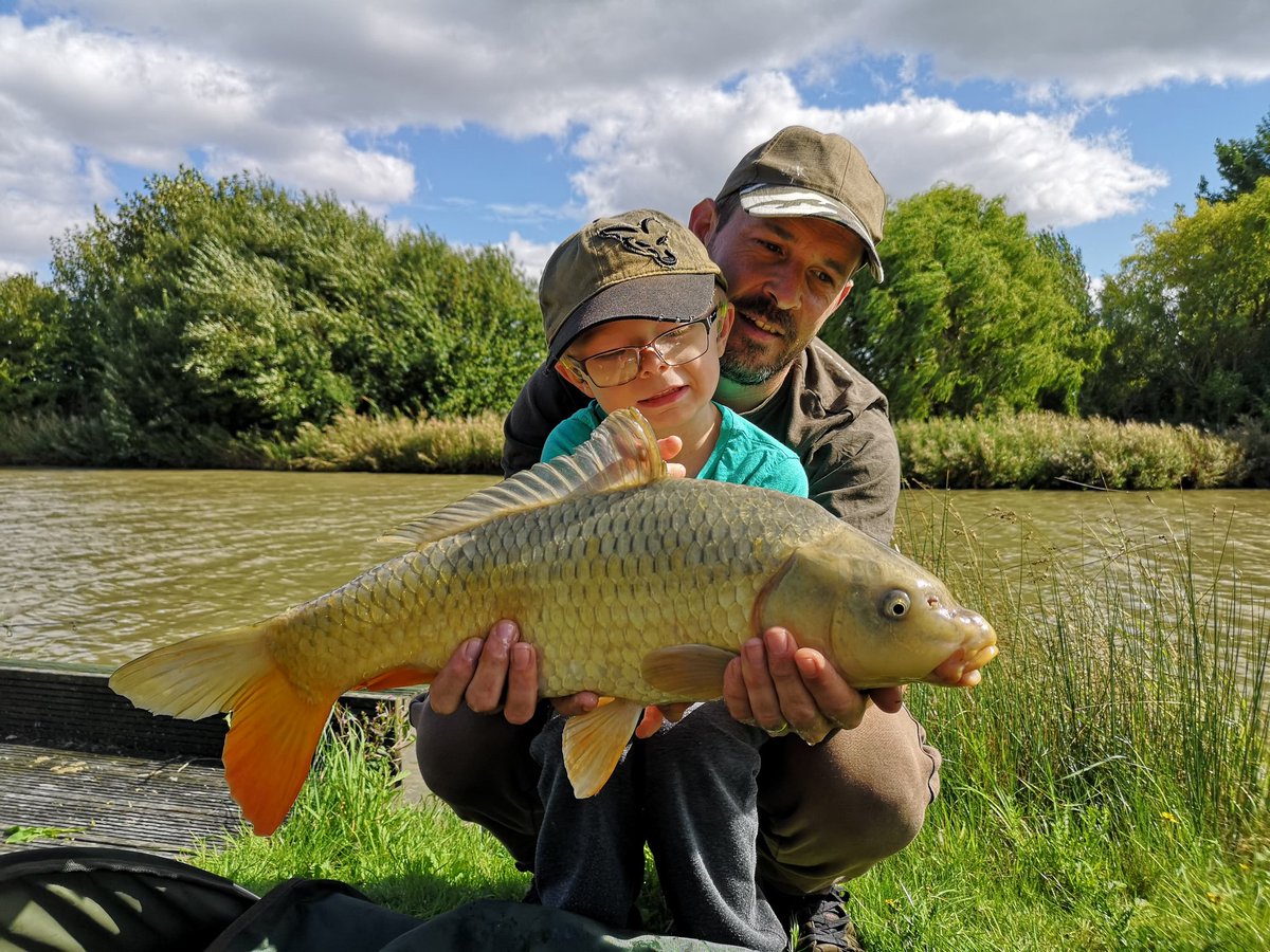 CarpinSocialist's tweet image. Great days fishing with my favourite boys. @JordanClow #foxInternational #activebaitsolutions #atomictackle #avidcarp