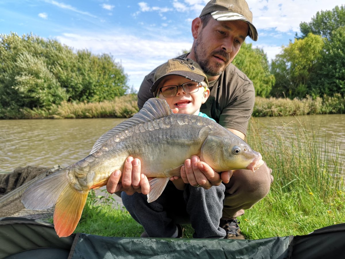 CarpinSocialist's tweet image. Great days fishing with my favourite boys. @JordanClow #foxInternational #activebaitsolutions #atomictackle #avidcarp