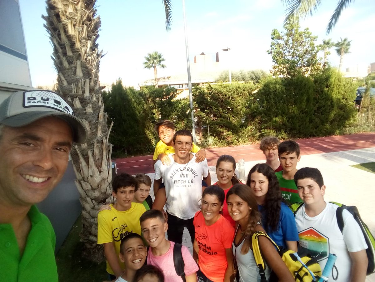 c_barrau's tweet photo. Termina una semana espectacular en #CEMenores @padelfederacion 
Gracias @clubdecampoALC @PadelCV por la organización y el trato,un Cto de 10!!!Felicidades.
Una nueva experiencia de aprendizaje junto a nuestros chicos @PadelBizkaia y el equipo @fvpadel @Padelsimal @AlvaroMatador1 https://t.co/4YSUHdoVs2