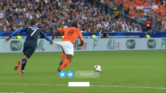 s3dhr's tweet photo. @if24hd حبيبتي بس اعطيك هديه وامشي. https://t.co/N1Xt6UBMbK