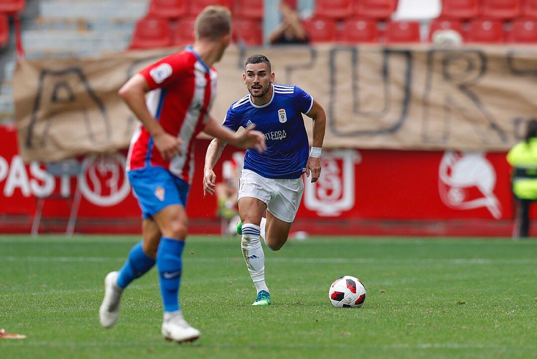 Ernesto, durante el derbi de filiales en El Molinón.