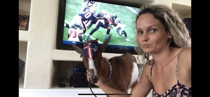 Watching patriots game with Brady. https://t.co/fmmyOh8SHU