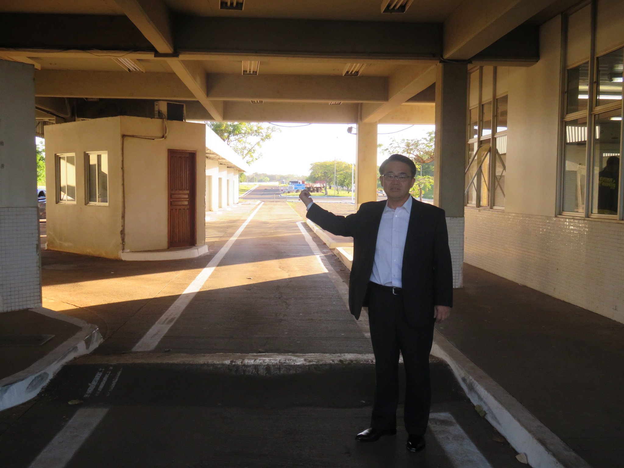 大村秀章 7日 ブラジル愛知県人会とのお昼の懇談終了後 宿泊先のホテルへ向かう途中 ブラジルとアルゼンチンの国境へ立ち寄りました この先のイグアス川の橋を渡ればアルゼンチンです T Co Bjgluz5xih Twitter 大村秀章 7日 ブラジル愛知県人会とのお昼の懇談終了後 宿泊先のホテルへ向かう途中 ブラジルとアルゼンチンの国境へ立ち寄りました この先のイグアス川の橋を渡ればアルゼンチンです T Co Bjgluz5xih Twitter