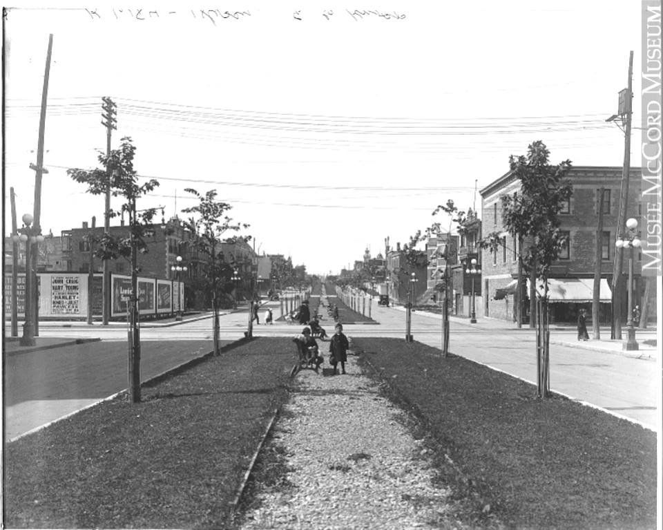 Le boulevard Pie-IX à l'angle de la rue Sainte-Catherine à #Montréal, 1916 #histoire via @MuseeMcCord