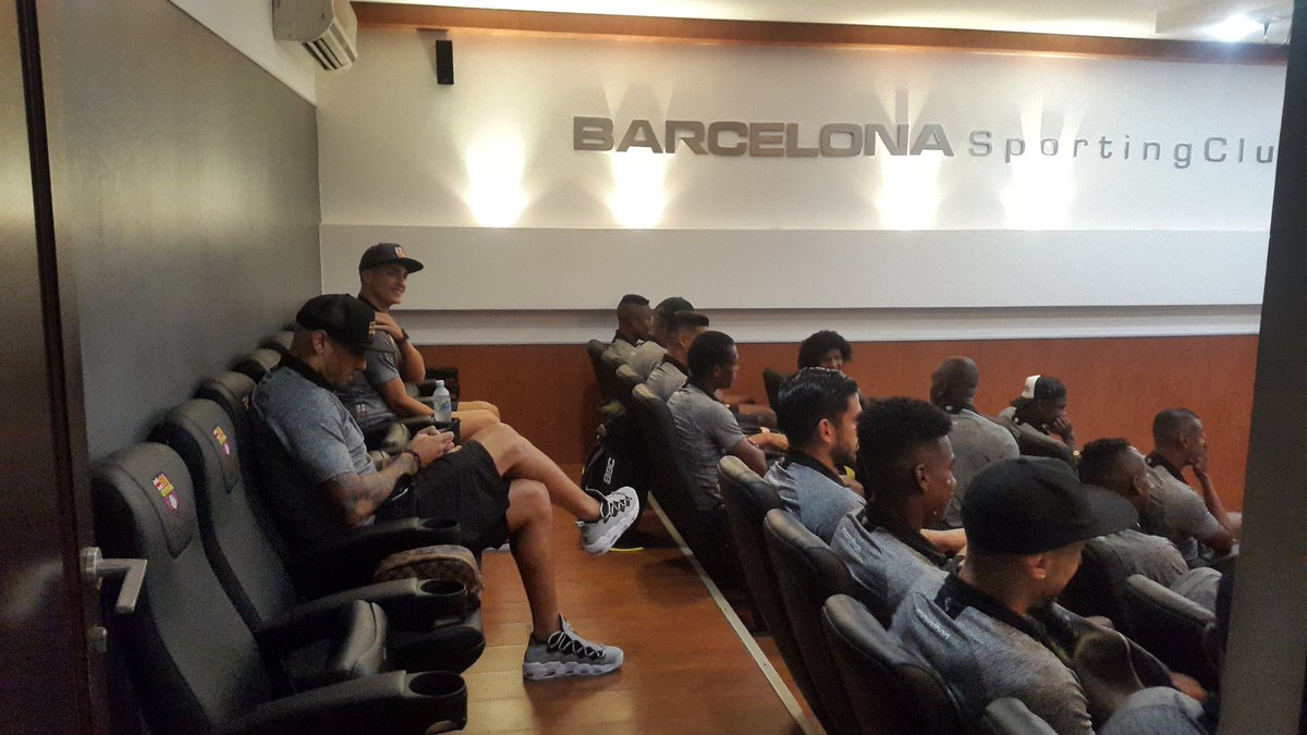 BarcelonaSC's tweet photo. Charla técnica antes de salir al estadio #vamosIdolo #CaminoAlClasico https://t.co/zeJiykvj65