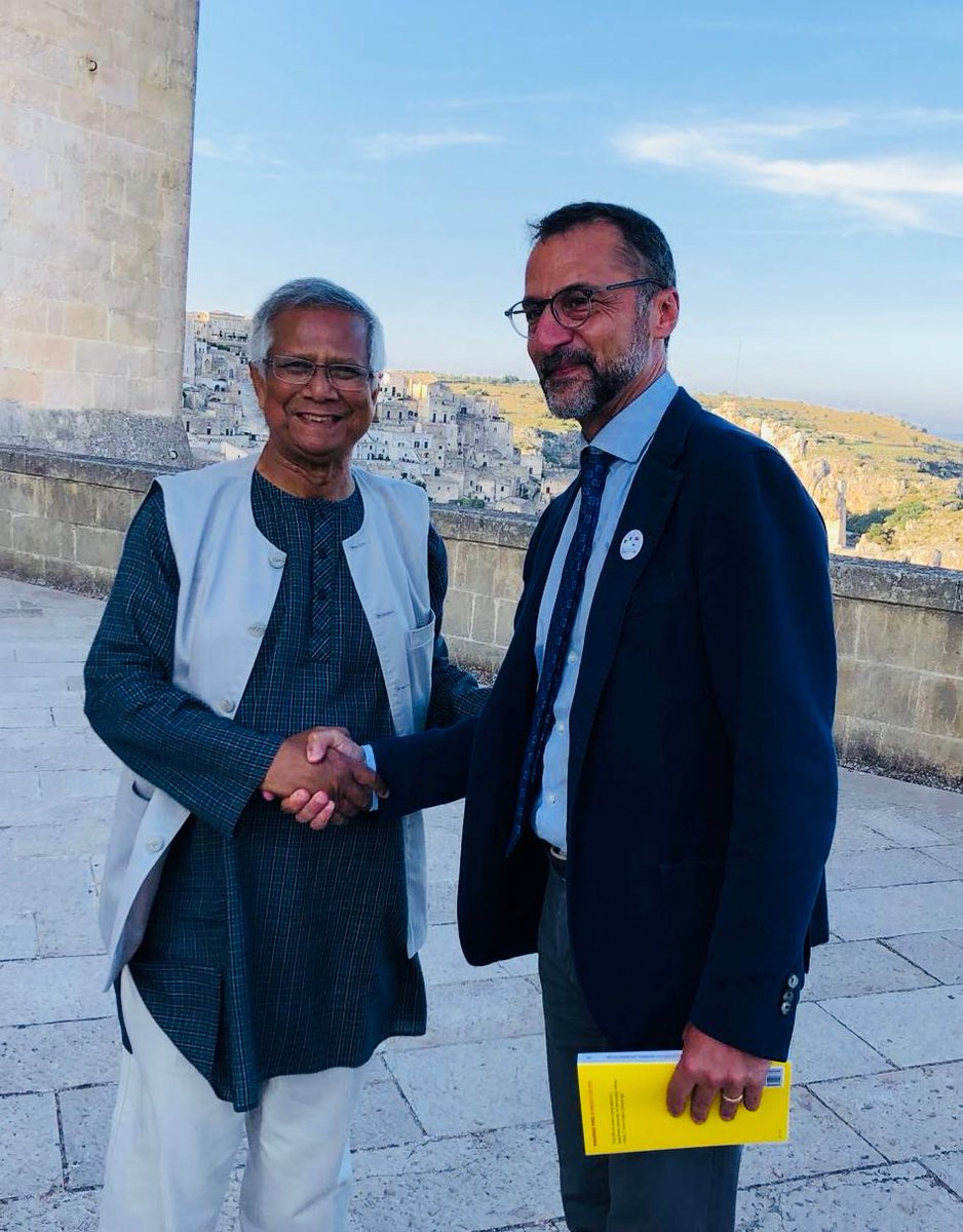 valeriavt's tweet photo. "Un giorno i nostri nipoti andranno nei musei per vedere cosa fosse la povertà" @grameen. #ilbanchieredeipoveri #socialbusiness https://t.co/54TdUFD366