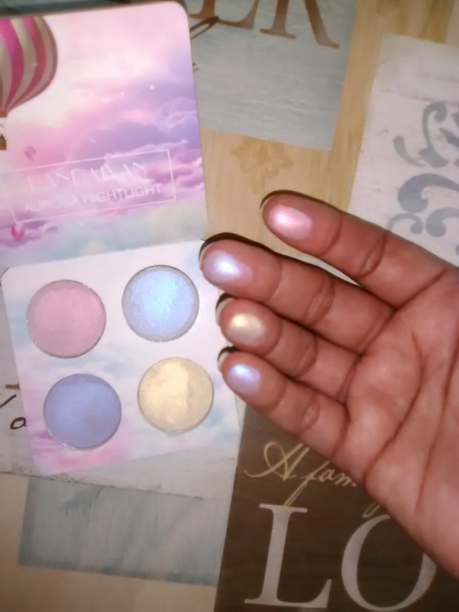 Sellabitnyc's tweet photo. #HighlighterPalette
4 Chromatic Angle Shifting Colors! 
#TravelFriendly #MagneticClosure
$6.50 5 Available #FreeShipping #FastShipping #NYC #Mua  #makeup #slay #thatglow #affordablemakeup #eBayShop #ebayseller #CardiB #NickiMinaj #lhhh #Blessings https://t.co/SBdA67PeF8
