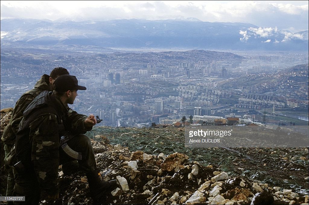 “Боснийцы смотрят на город Сараево. 