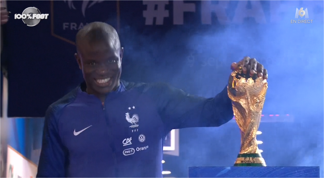 ActuFoot_'s tweet photo. On t'aime tous, N'Golo ! ❤ https://t.co/Q5mDXTrgAz