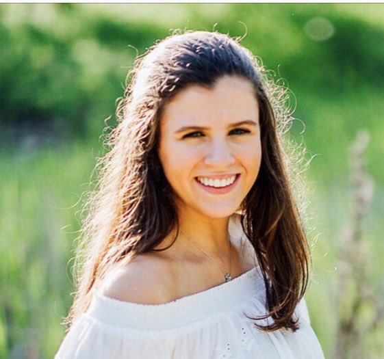 Introducing this lovely aca-lady, Lilly!💙Lilly is an alto 1 freshman broadcast journalism major from Northfield, Illinois! We can’t wait for you guys to get the scoop on this girl’s voice! 👀 Fun fact: She says her favorite artist/husband is John Mayer... a girl can dream! 💍😂