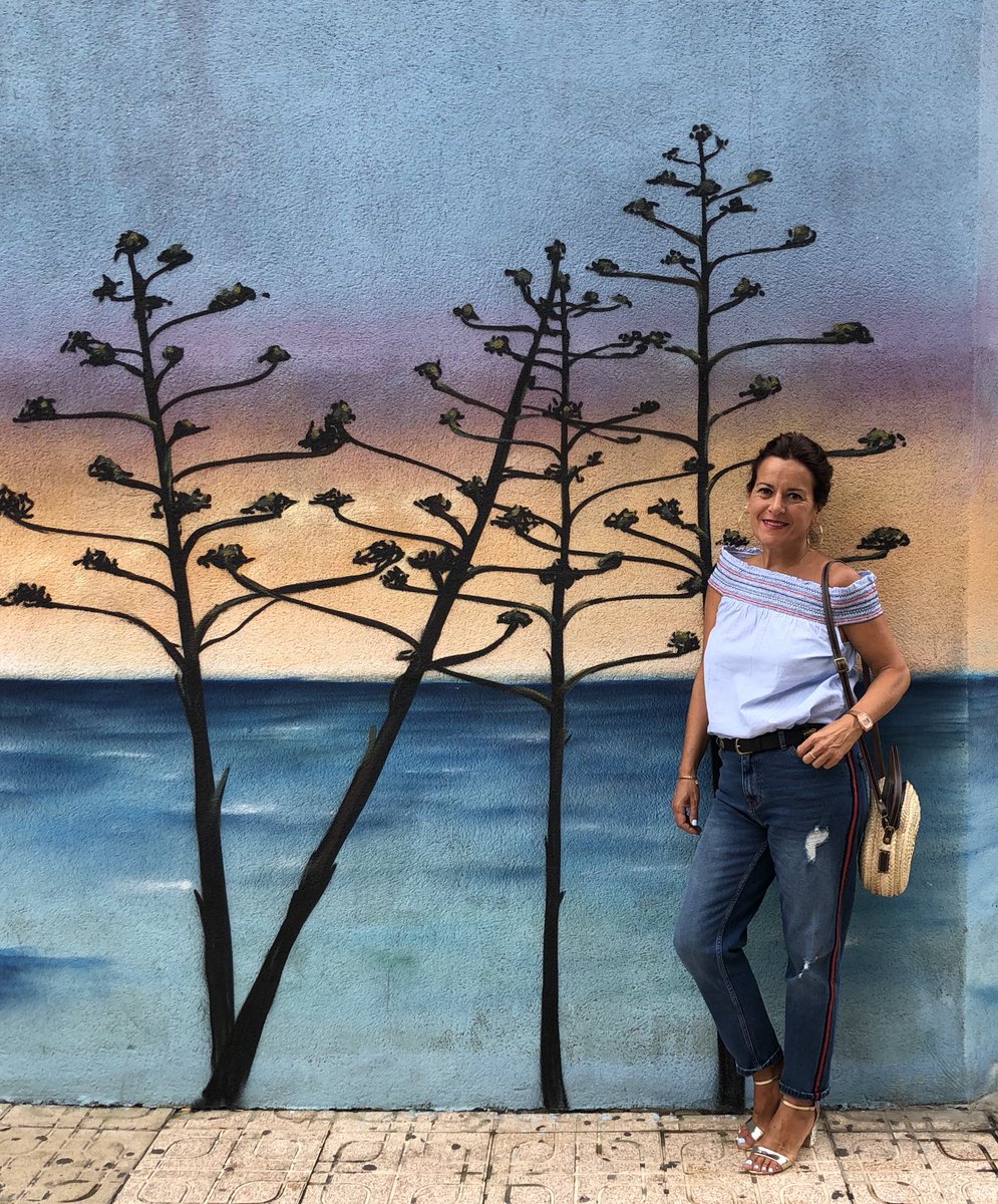 Tiffosi es moda. Vaquero con raya lateral roja y azul. @marisaaguileraberja viste TIFFOSI #autumiscoming #outfitoftheday