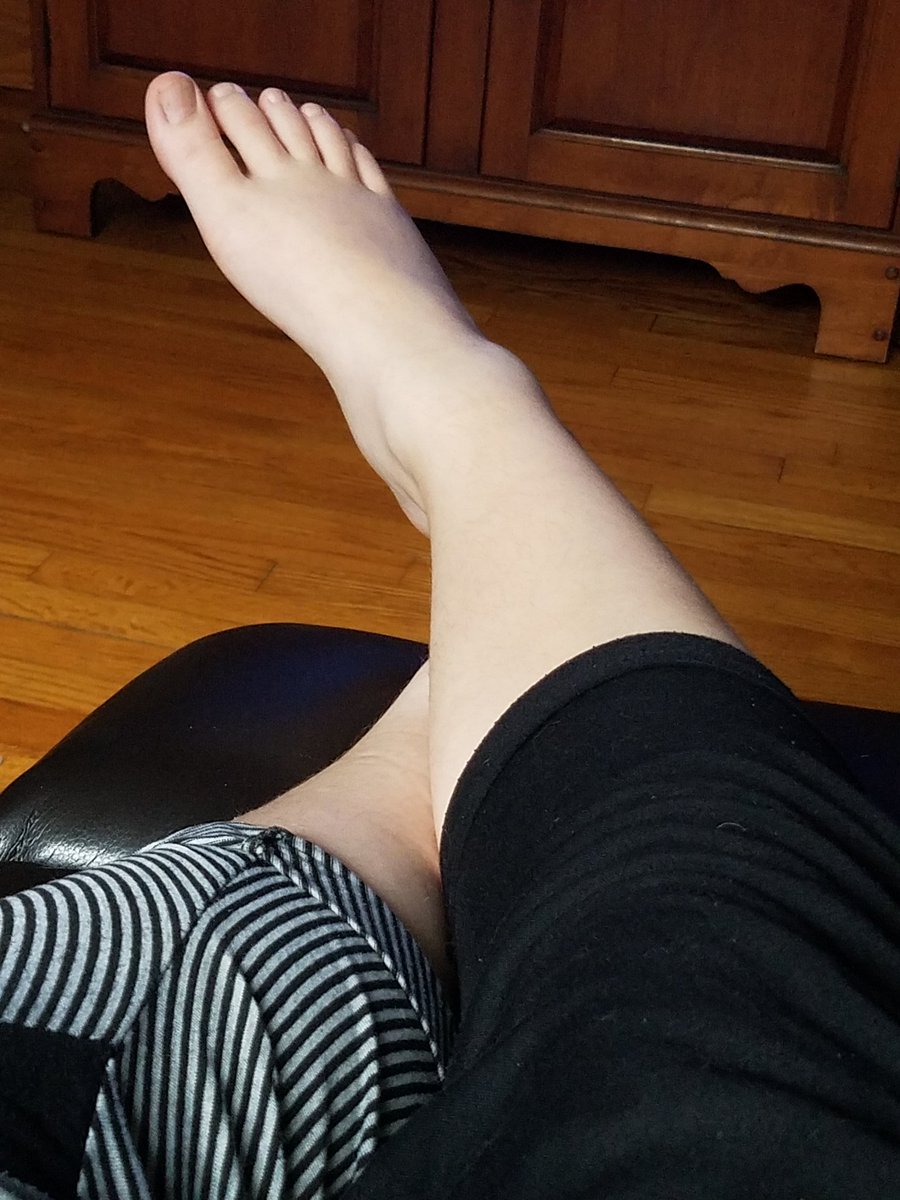 CashMasterCane's tweet photo. Love these lazy sundays when master gets to sit around all day and spend slave money 💸👣😊 #barefoot #findom #feetworship #slavesunday #slavemoney #walletdrain https://t.co/1nzy41Izhd