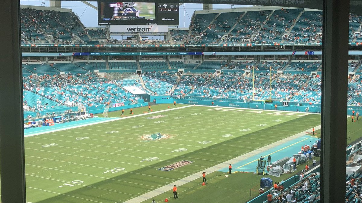 UPDATE: Dolphins game delayed again because of nearby lightning strikes bit.ly/2wUGlZQ https://t.co/pXtJk3I03r