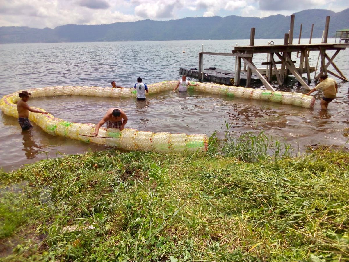 Una nueva Eco-Borda fue instalada este fin de semana en el Lago de Coatepeque. Y vamos por mas! 
#fundacioncoatepque #todobluesv #conservacionlagocoatepeque #accioncoatepeque #Limpiaton #bioborda #piensaazulactuaverde #biobordaslagodecoatepeque