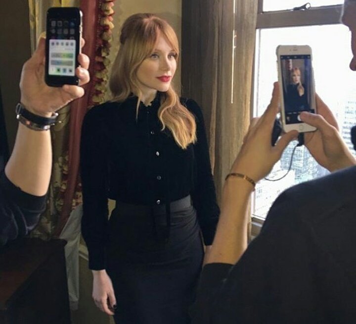 bdhthings_'s tweet photo. Bryce posing for pictures of her iconic headshots that give us life and are the definition of ethereal beauty ✨ https://t.co/EYTd1YQWqb