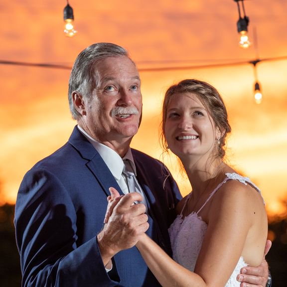 ForwardExposure's tweet photo. You can dance if you want to.. But who wouldn't?! I love this sunset! Perfect timing for first dances.
#forwardexposure #wedding #photography #firstdance #newlywed #sunset #happy #love #theydo #feltmantion #getsmart #canon #5dmk3 #offcameraflash #artist #smallbusiness #michigan https://t.co/6YuJqrPAWG