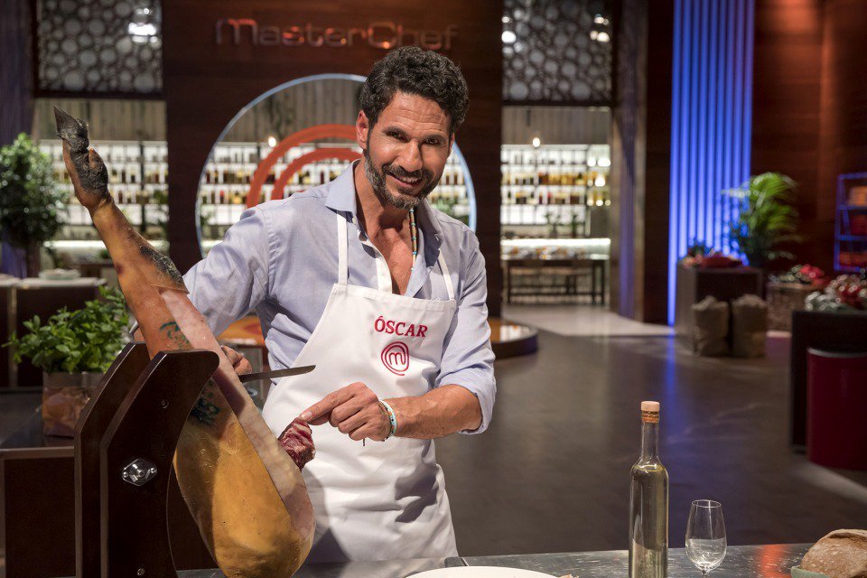 teleaudiencias's tweet photo. #MCCelebrity: Óscar Higares (@OscarHigares) se convierte en el primer líder en la primera prueba de la edición. Consigue 4.000 € de premio y lo donará a la Fundación Síndrome de West. ¡Enhorabuena 👨🏼‍🍳! https://t.co/0vh1GUlNNt