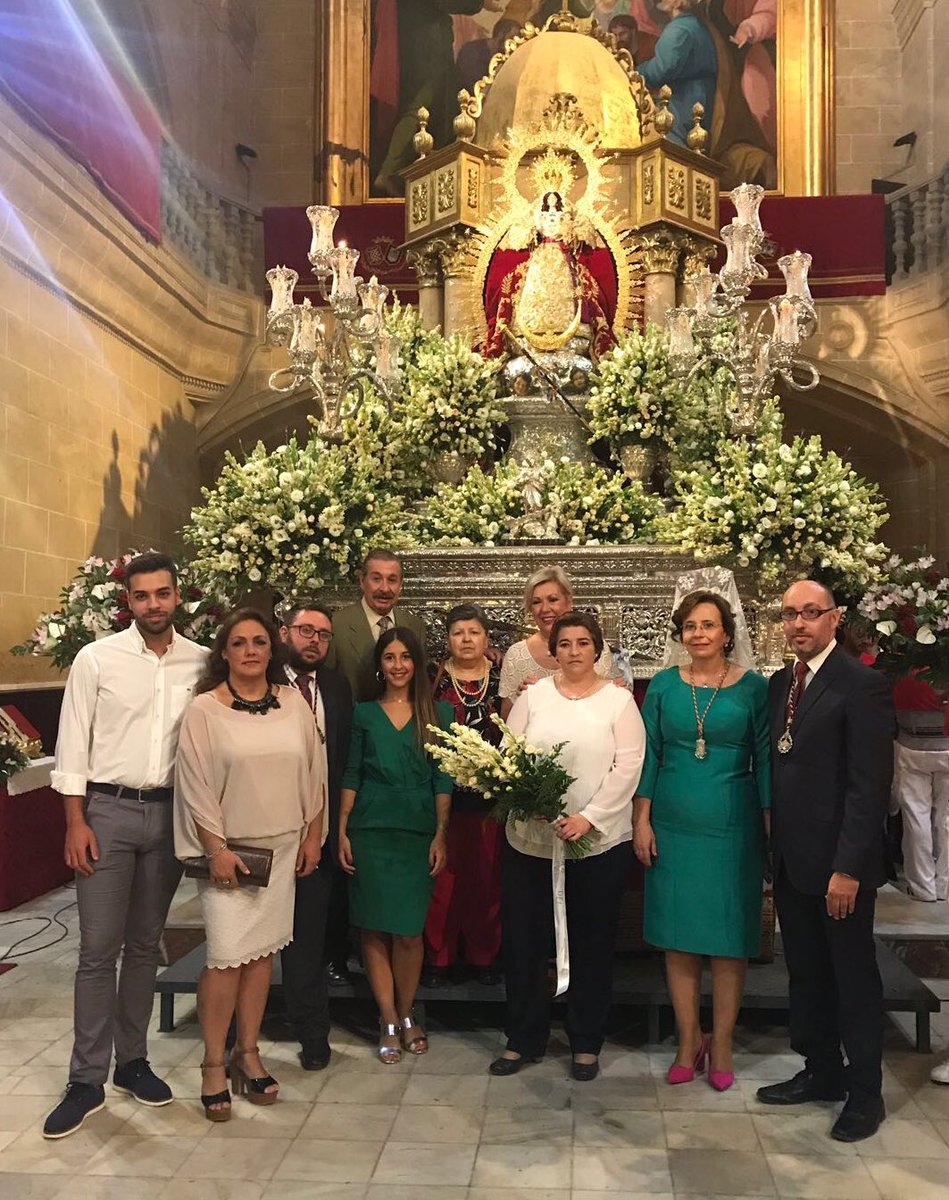 HdadRemediosMog's tweet photo. Agenda, 8 de Septiembre | En el día de ayer, día grande de nuestro pueblo, la nueva Junta de Gobierno no pudo acompañar a nuestra patrona en la procesión al no haber tomado posesión, aún asi, la hermandad regaló un ramo de flores que junto al exorno floral acompaña a la patrona. https://t.co/GL21BxHSxj