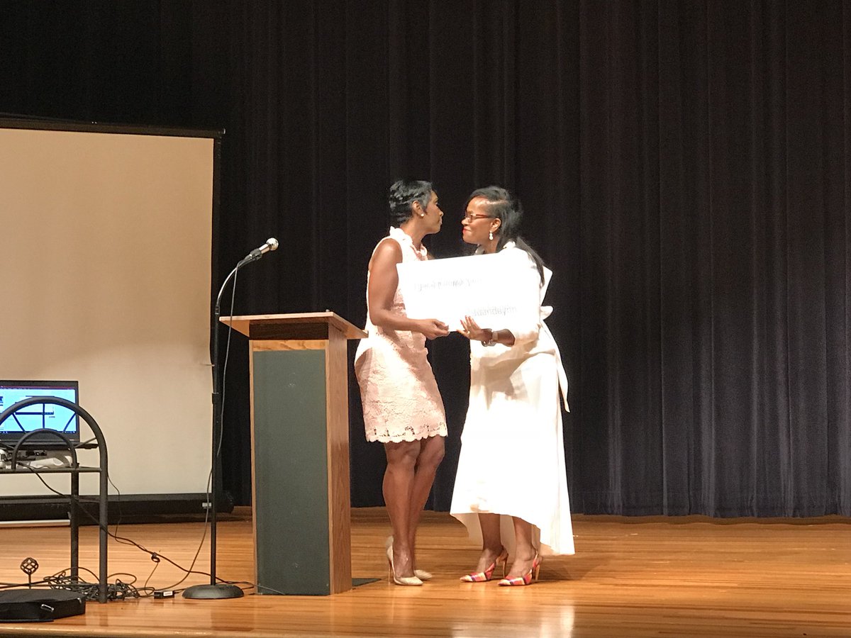 drmysavage's tweet photo. Open House @pdjacksonolin @RepJuandaGivan donates $20,000.00 to the school! #Awesome @BhamCitySchools https://t.co/3LrgJlDPt9