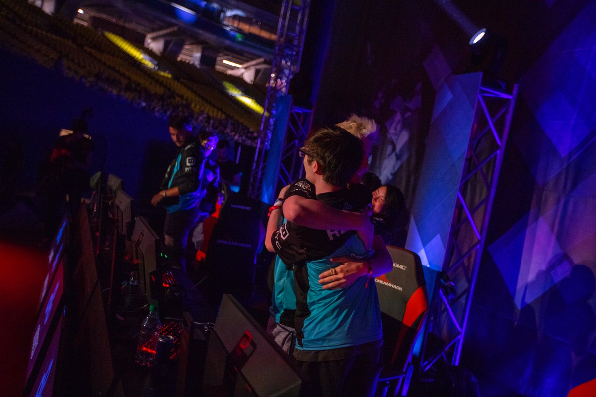DreamHackR6's tweet photo. Your DreamHack Montreal 2018 Rainbow Six Champions, @Cloud9!

🏆 Congratulations @Goddess_R6, @Retro1sg, @FoxA_R6, @Laxing and @marktheshark902! 

#DHMTL18 #DHMTLR6 https://t.co/Cct8upJq0n