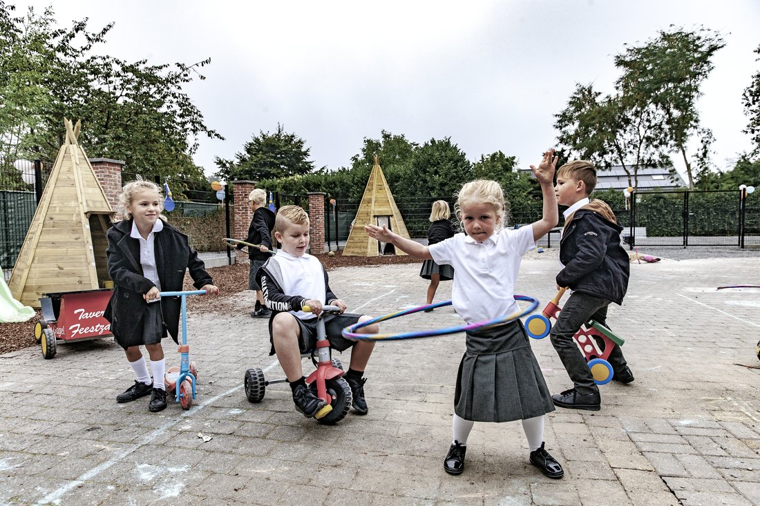 Nieuwsblad_be's tweet photo. Geen huiswerk, geen vaste uren, geen klassen: in deze school doen ze echt àlles anders https://t.co/IGG5B0anOl https://t.co/jOE4kxZK9l