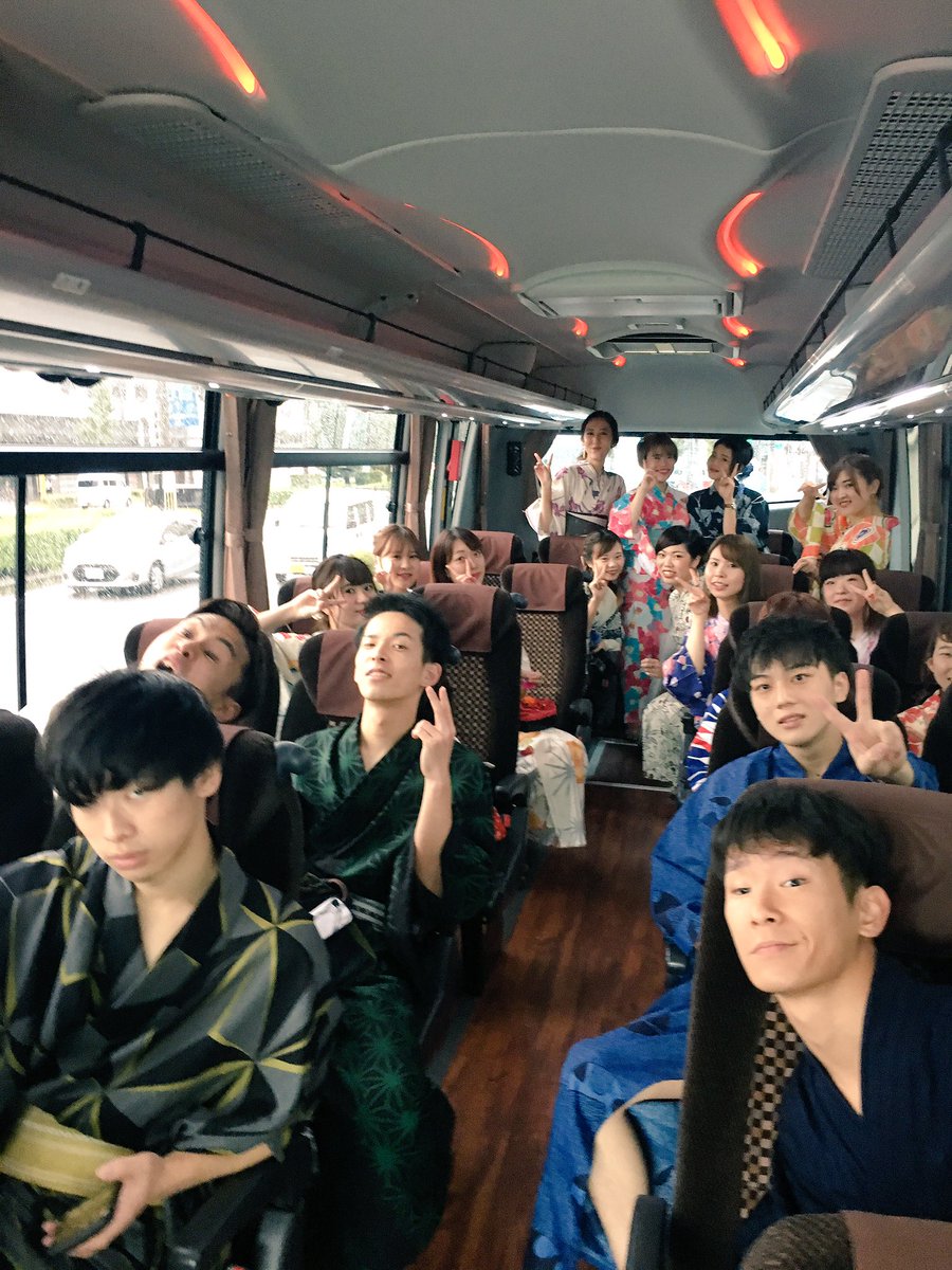 bijikare_fbzb's tweet photo. ファッションビジネス学科2年と雑貨ショップビジネス学科2年のレクリエーション研修で京都にきています✨浴衣の着付けを学びました👘 https://t.co/zTlheKCn8f