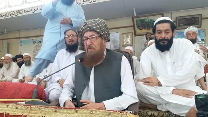 mureebmohmand's tweet photo. Maulana Sami ul Haq addressing a funeral reference held in the honour of late Jalal uddin Haqani of Afghanistan in his seminary at Akora khatak 
Large number of students including those of Afghanistan also participated 
Photo Jamia Haqania https://t.co/hm4x5ltvUH