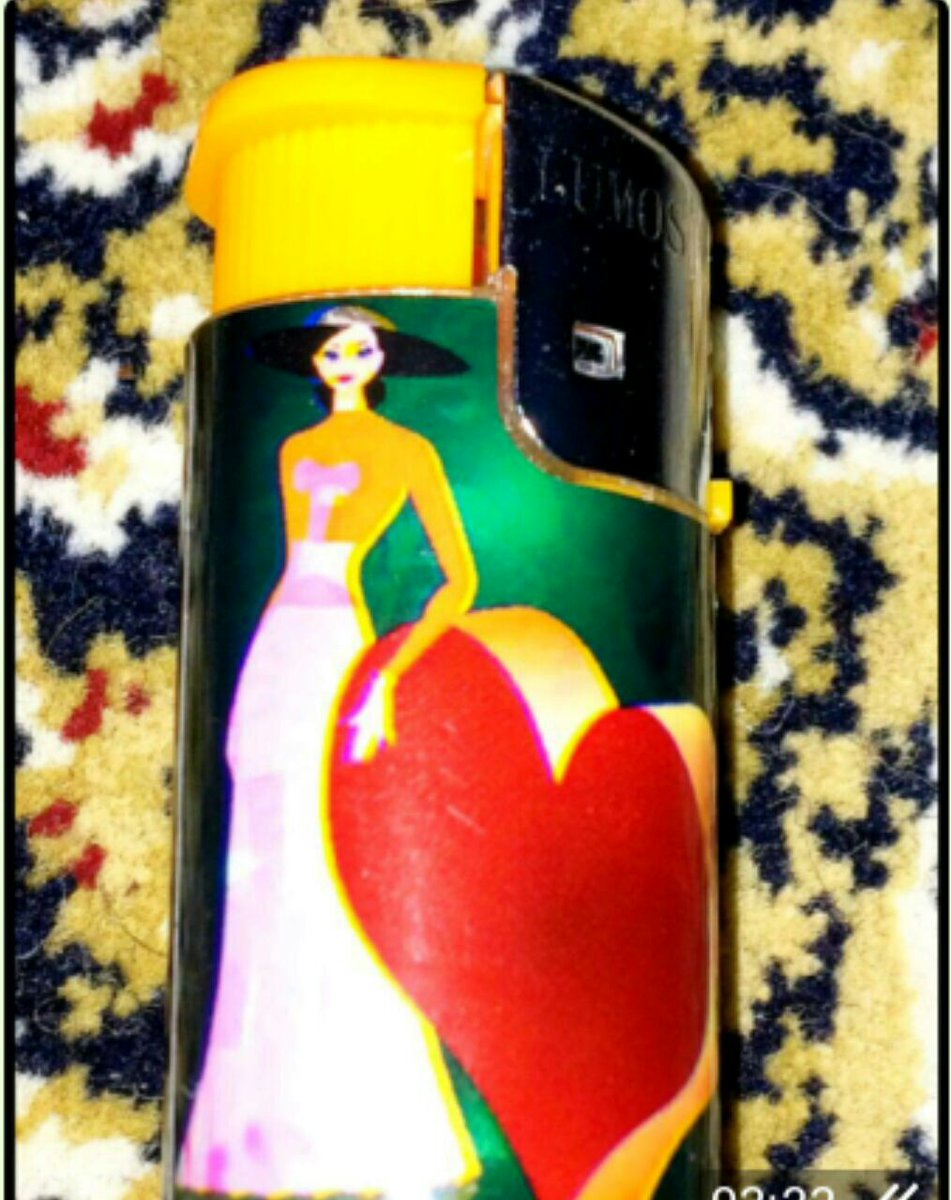 JaghJan's tweet photo. میگن #تهمینه_میلانی برای تولید آثار نقاشیش از این تصاویر روی فندک دوهزار تومنی الهام گرفته . 
#گالری_ایوان https://t.co/V3lPkb7BJx