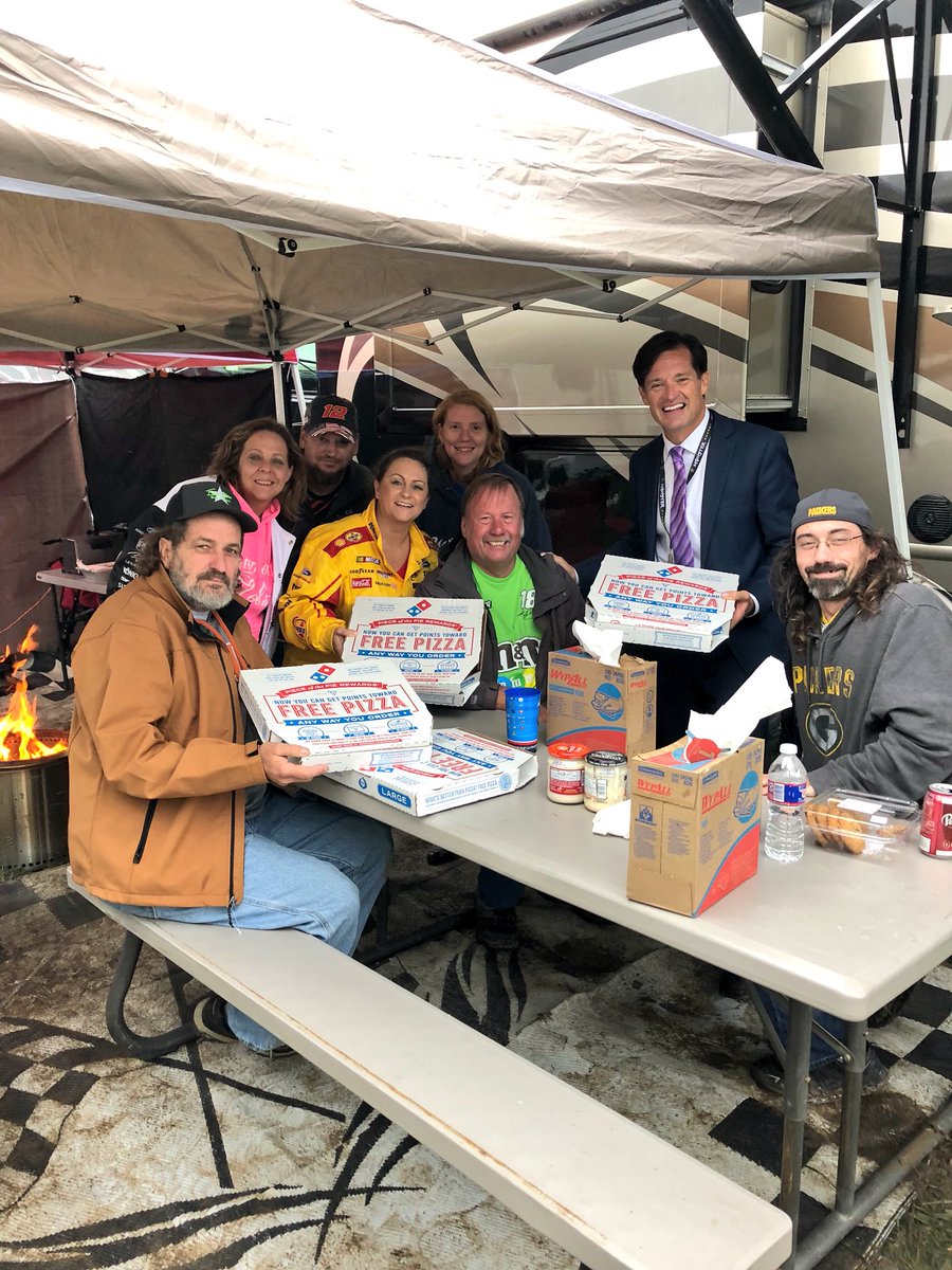 IMS's tweet photo. Our fans deserved a little something special for sticking out the 🌧 these past few days, so @jdouglas4 dropped off some fresh 🍕! 

Thanks for all you do, race fans!👊

#Brickyard400 | #IMS https://t.co/hxFNHRJVCE