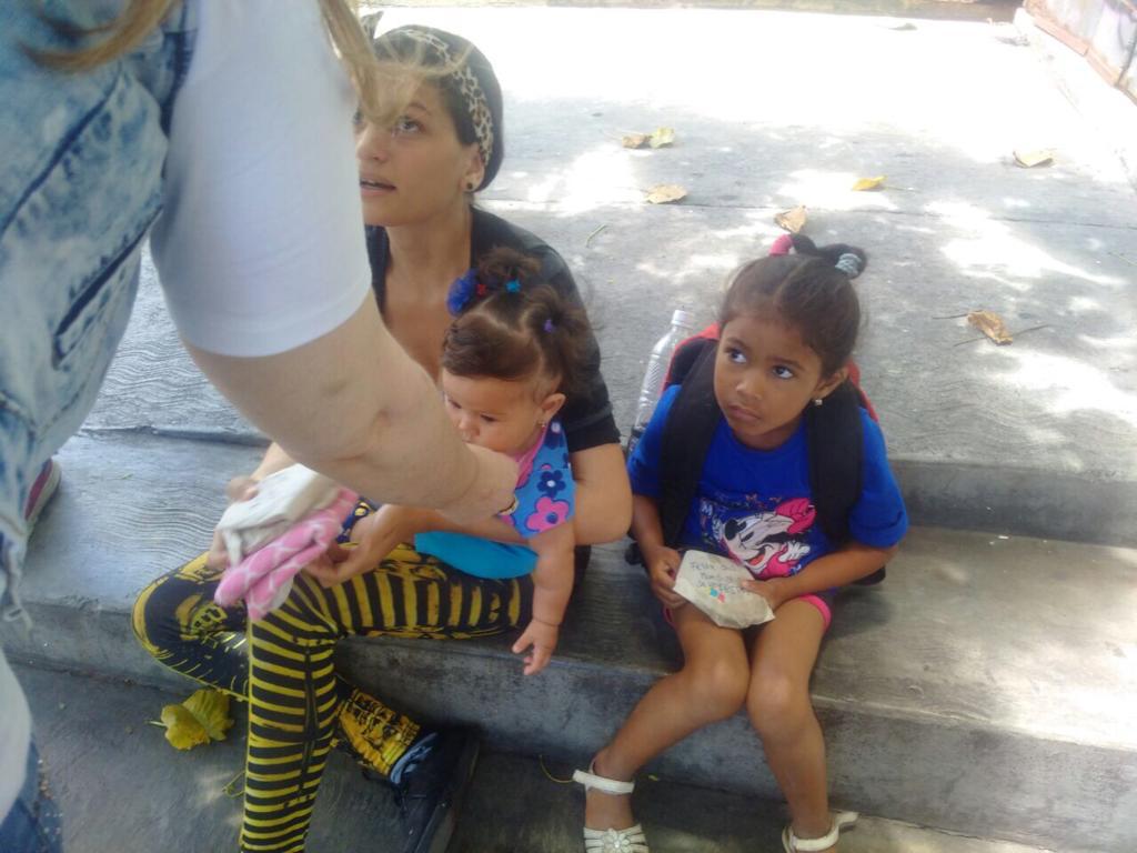 FundacionCiela's tweet photo. Recorrimos las calles de Plaza Venezuela en #Caracas para llevar una arepa en el #DiaMundialDeLaArepa https://t.co/O0Bc8DIItG