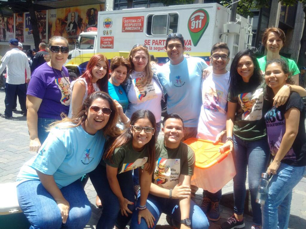 FundacionCiela's tweet photo. Recorrimos las calles de Plaza Venezuela en #Caracas para llevar una arepa en el #DiaMundialDeLaArepa https://t.co/O0Bc8DIItG