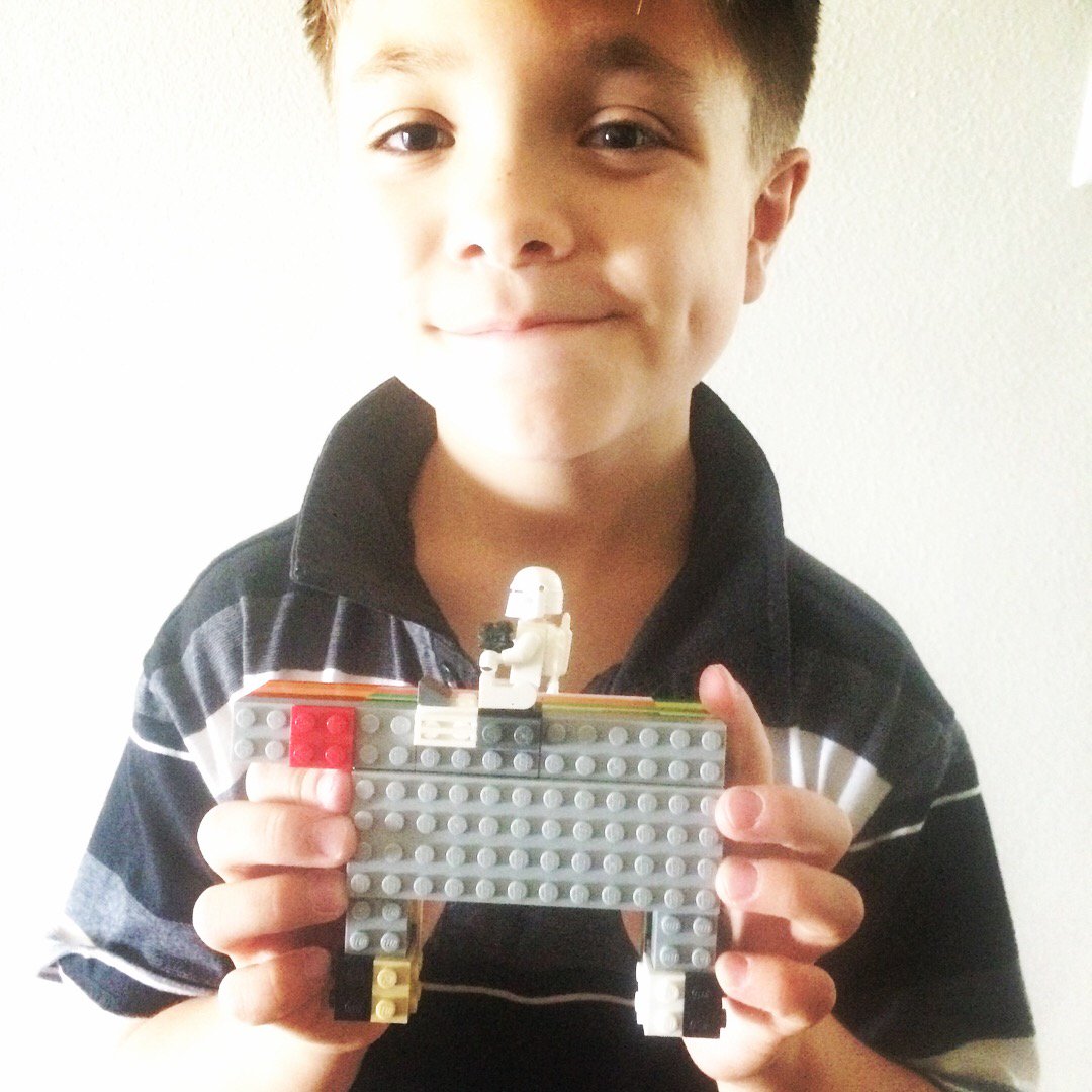 ItsJustHowWeAr1's tweet photo. Gauge made an AT-AT out of #Legos #StarWars https://t.co/HlNXDEnf7j