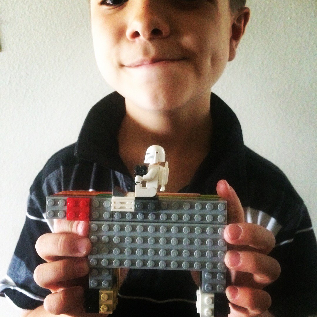 ItsJustHowWeAr1's tweet photo. Gauge made an AT-AT out of #Legos #StarWars https://t.co/HlNXDEnf7j