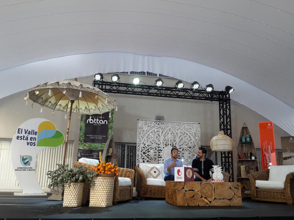 Lili51968114's tweet photo. "Vivir del cuento es posible solo sí deverdad ama el cuento" dijo El Santo (Santa Palabra) en el cuarto festival internacional de literatura Oiga, Mire, Lea #OML @UnicatolicaCali @realidad360 @gazaperez https://t.co/EyvzrEXzNf