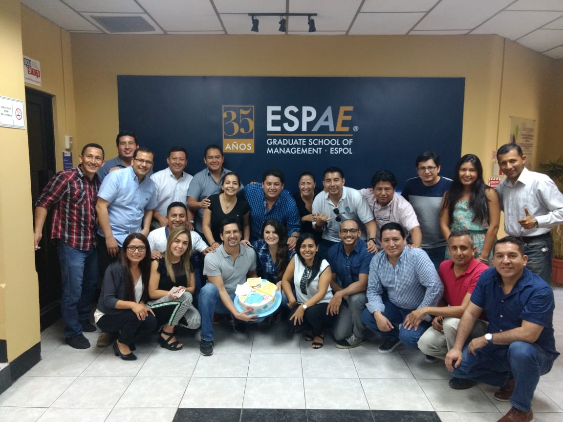cfrojasu's tweet photo. Premiación hecha por toda la #MGP13 de @ESPAE al mejor profesor en la categoría "Más motivador" al maestro @wloyola, gracias por las enseñanzas https://t.co/mtIlo8b9FT
